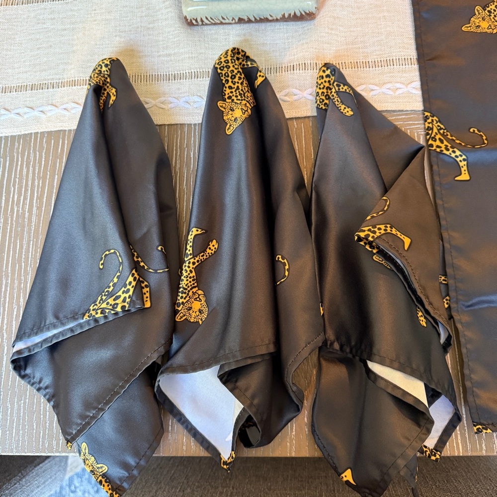 Dinner Napkins , Navy polyester leopard dinner napkins set of 4 nwot